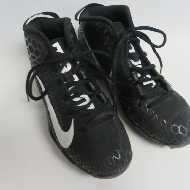 Nike Fast Flex Shoes Cleats Baseball Football Size 5 USA in Baseball & Softball in Red Deer - Image 2