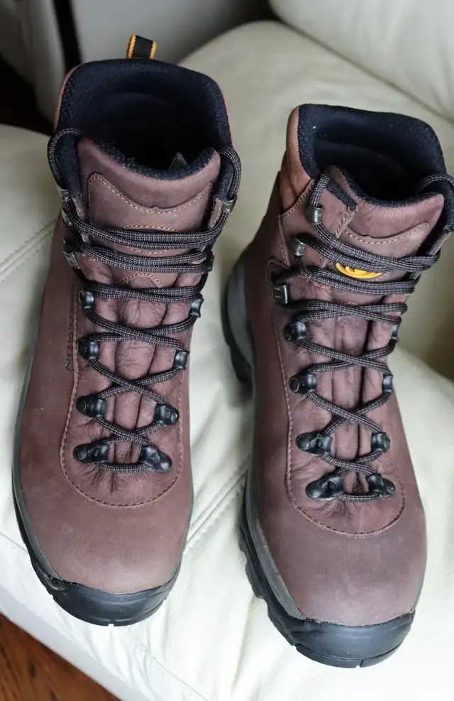  Salomon Men’s Leather Hiking Boots – Size 11 / EU 45⅓ / Conta in Men's Shoes in Markham / York Region - Image 10