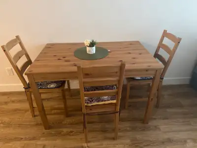 Dining table  with chairs / Table à manger avec chaises, View more