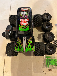 Axial Smt10 Grave Digger RC monster truck 