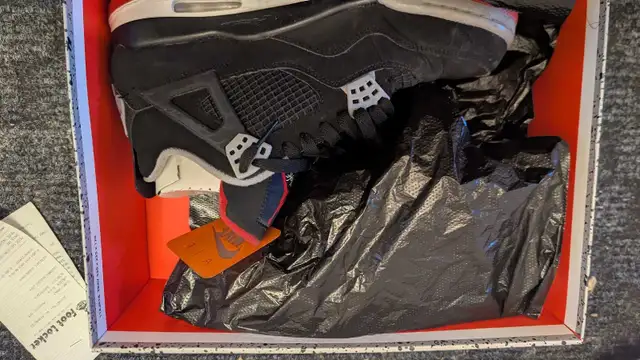 Jordan 4 BRED size 9 in Men's Shoes in City of Toronto - Image 8