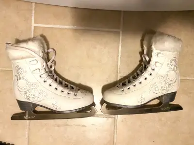 OXELO Figure Skates Girls (37 EUR) Excellent Condition, Clean, Good Support, Warm and Comfortable. P...