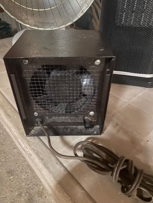 3 Electric Heaters And Fan in Heaters, Humidifiers & Dehumidifiers in Norfolk County - Image 4