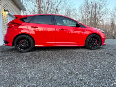 2016 Ford Focus ST. Rebuilt title. 108,xxx kms, no rust. New tires on both sets of wheels. Undercoat...