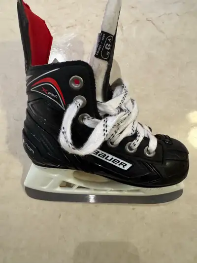 Kids skate in great condition. Size Youth 9 (Y9) Cash only Pick up only