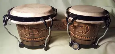 Bongo cubain en bois gravé, peint et verni, avec cuir et acier, View more
