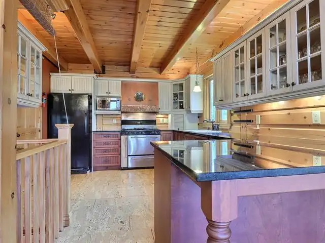 Chalet bord de l’eau / Waterfront for Rent – Lac Lovering, Magog in Quebec in Canada - Image 8