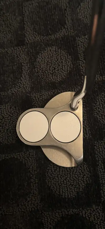 Right handed - Odyssey 2 ball putter - used - Good condition - normal wear from use, nothing affecti...