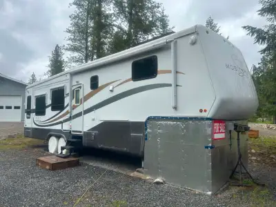 4 season Mobile Suites by Doubletree Power awning, fireplace, washer/dryer, king bed, built in vacuu...