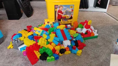 Lot of between 100 to 200 Mega Bloks and storage tub along with some sort of Fisher Price farm block...