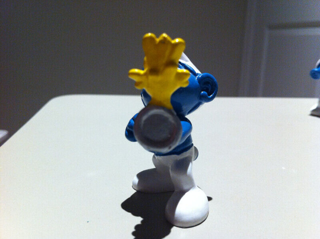 Smurfs - Vintage Hunter Smurf with a Yellow Bird on His Gun in Arts & Collectibles in Ottawa - Image 4