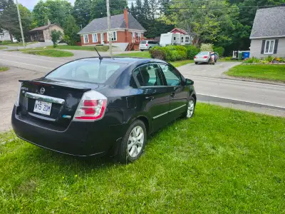 4 000$ NEG Nissan Sentra 2011 176 000km Toujours huilé, mécanique A1 4 pneus d'été presque neuf 4 pn...