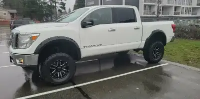 4x4 2018 nissan Titan 6" Lift LOW KMS Nice truck needs new tires, I want something more fuel efficie...
