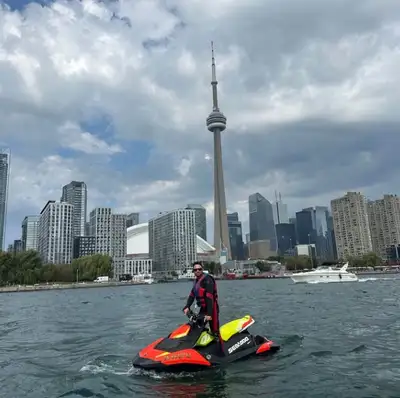 C'est le jet ski parfait pour des astuces, des sauts et des dérives en toute simplicité ! Léger, pui...