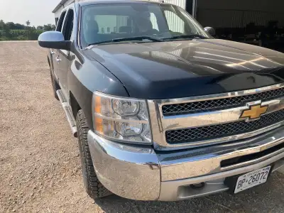 This 2012 Chevrolet Silverado 1500 is a reliable workhorse with 240,000 kilometers on the odometer....