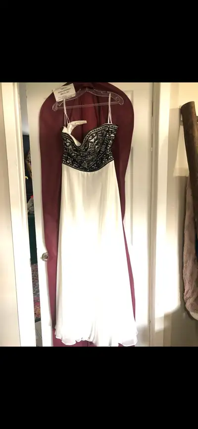 Prom dress for sale, originally bought for $600. Worn once. Size 6-8 I believe. I can deliver if nee...