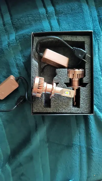 2 brand new H7 headlight bulbs Purchased wrong kind Pick up Auburn Bay SE Calgary $50