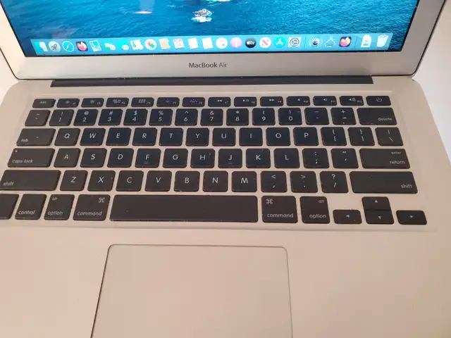 Apple Macbook Air 13 inches core i5 Mid 2011 in Laptops in City of Montréal - Image 5
