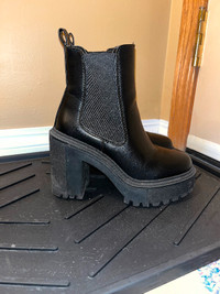 Steve Madden Boots Size: 5.5