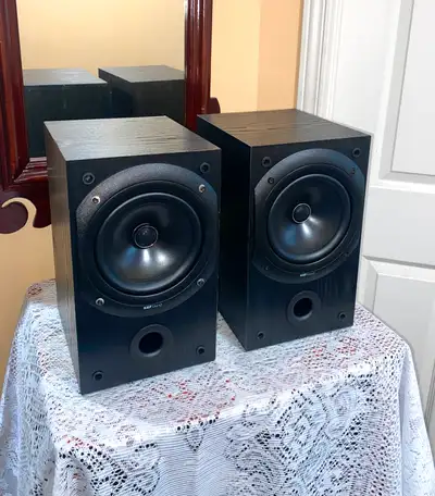 Great Sounding Compact Bookshelf Speakers with UNI-Q drivers, made in England A medium-sized Q serie...