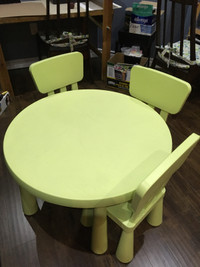 Beautiful IKEA Kid playtable and 3chairs。