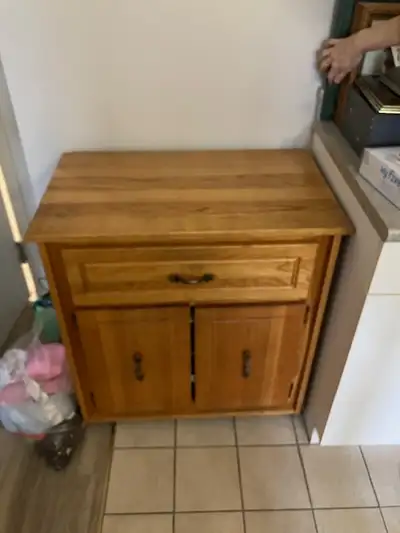 Ce petit meuble offre du rangement ainsi que de la surface de travail. L'unité mesure 18" de profond...