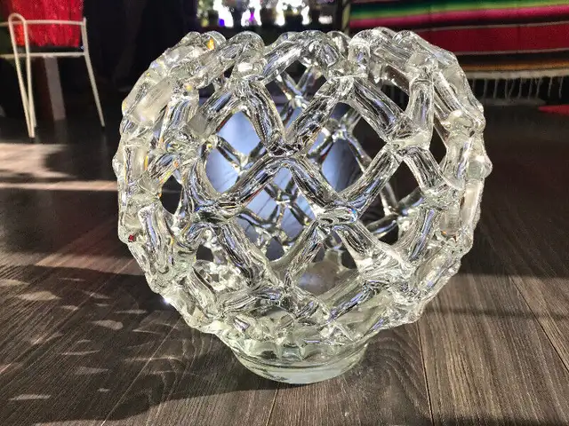 OVAL GLASS VASE in Home Décor & Accents in Grande Prairie - Image 4