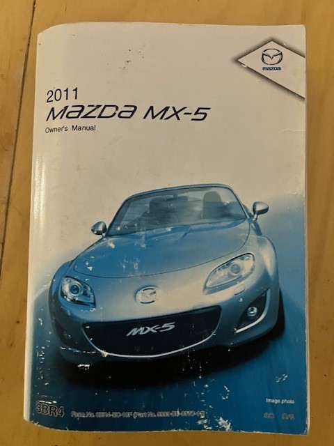 Manuel 2011 Mazda MX-5 Miata owner's manual dans Autos et camions  à Ouest de l’Île - Image 2