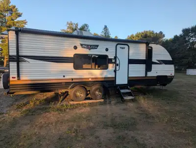 2023 Wildwood camping trailer. Fully equipped kitchen with full sized fridge, Double sink, Microwave...