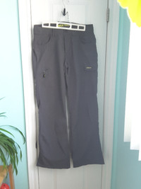 Pantalon en nylon gris très légère neuve, grandeur 6 mais faite