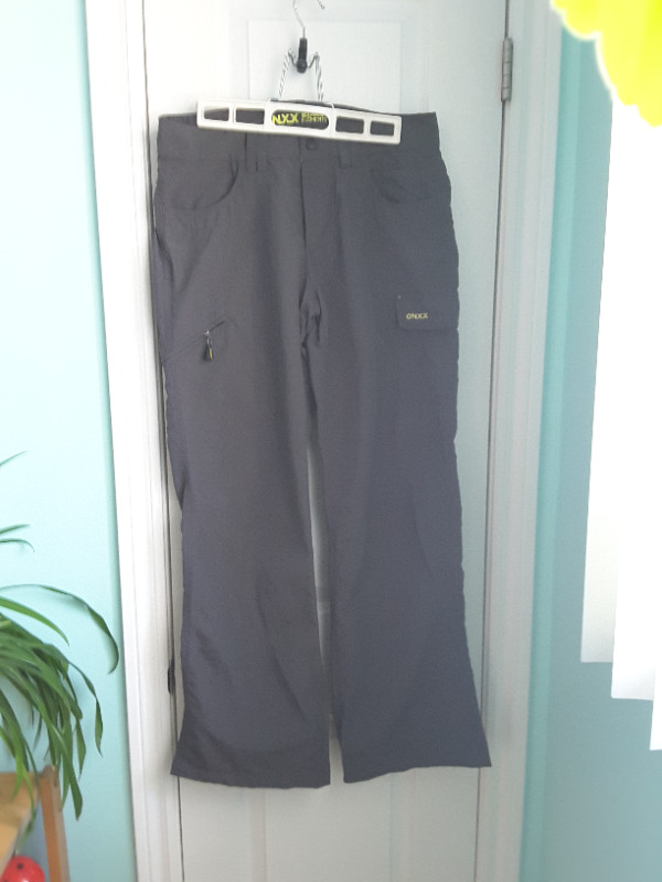 Pantalon en nylon gris très légère neuve, grandeur 6 mais faite dans Femmes - Pantalons et shorts  à Ville de Québec