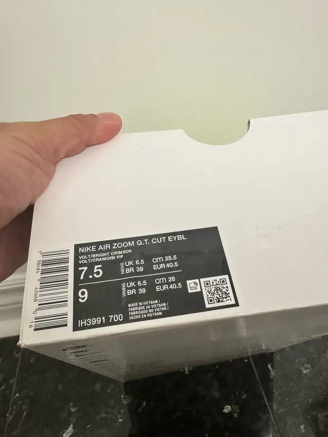 Nike GT Cut 1 EYBL Volt/Bright Crimson in Men's Shoes in City of Toronto - Image 3