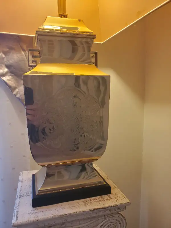 VINTAGE URN BRASS LAMP in Arts & Collectibles in City of Toronto - Image 7