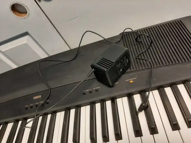 Yamaha YPP-45 Keyboard with power supply in Pianos & Keyboards in City of Montréal - Image 4