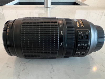 Selling Nikon AF-S Nikkor 70-300mm telephoto lens in mint shape