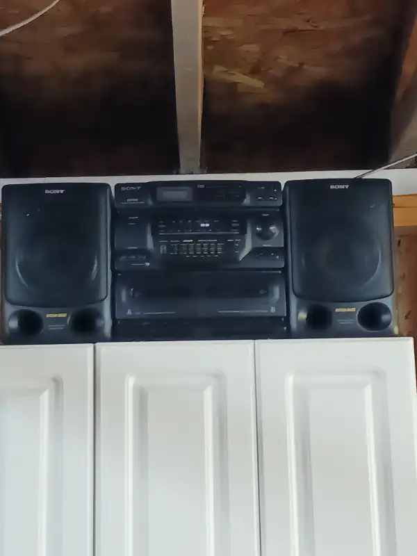 radio avec colonnes de son in Stereo Systems & Home Theatre in Edmundston - Image 2