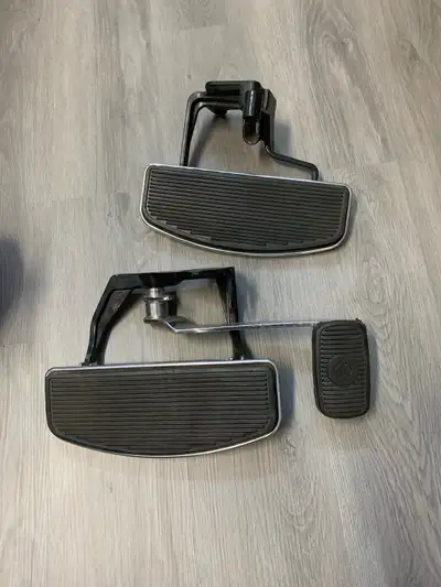 Je vends une paire de marche pieds Harley Davidson Heritage en bon état général. Ces marche pieds of...