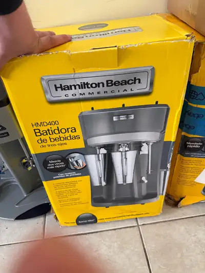 Hamilton beach 3 spinner Comes with 3 cups have more available as well contact and we can make a dea...