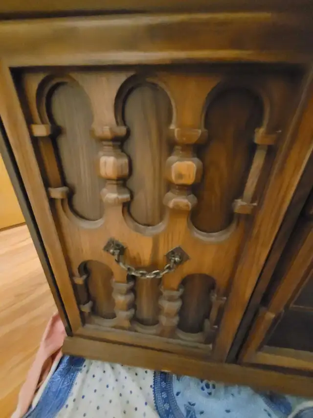 Wooden vintage dresser in Dressers & Wardrobes in City of Toronto - Image 4