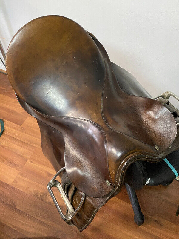 English / Dressage leather saddle in Equestrian & Livestock Accessories in Trenton - Image 3