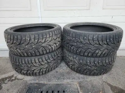 Toyo Observe G3-Ice cloutés 225/40R18 92T Utiliser deux hivers. Trois bons états Il y a un avec un p...