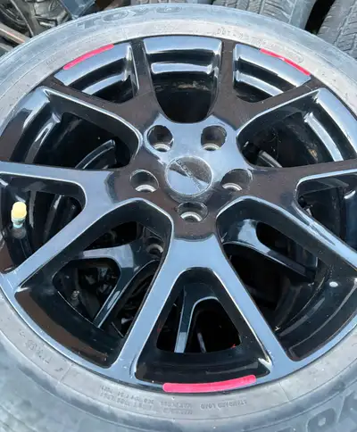 Mags 19 ´´,Bolt pattern 5x127 x 4 étaient sur Dodge Journey.Viennent avec les pneus.400$ pour le lot...