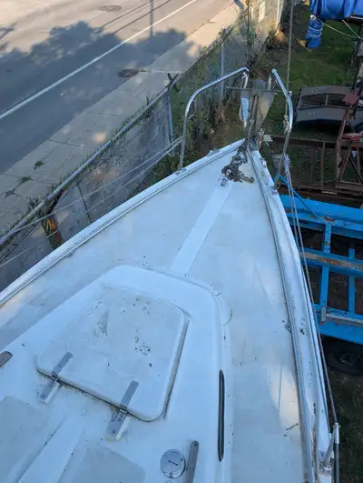 Voilà un magnifique voilier, robuste et fiable à prix abordable pour s'initier à la voile de croisiè...
