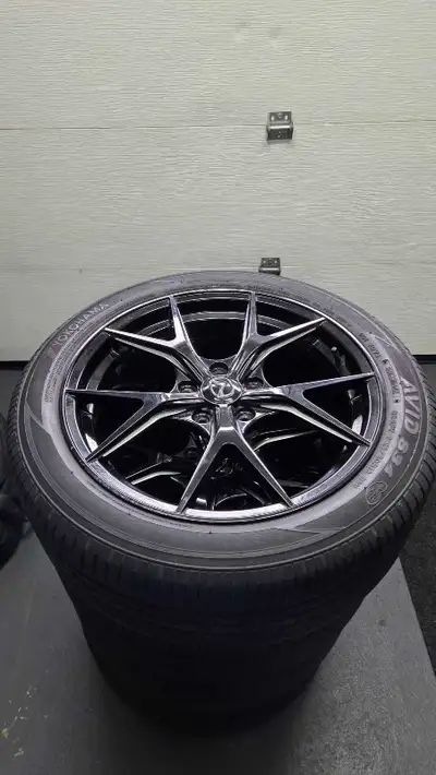 4 mags Mazda de 18 pouces avec 4 pneus Yokohama Avid S34 215-50-18 ils étaient un un Mazda CX-3. Les...