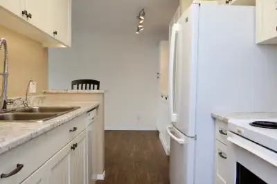 Bright, beautiful 2 bedroom condo in popular Forest Park Estates