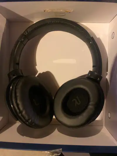 Never used headphone from brookstone. Missing aux cord and charging cord but brand new and never use...