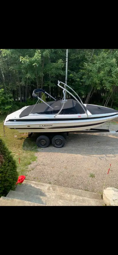 Larson Lxi Super conditions 21 pieds moteur 5 litres mercuryavec seulement 150 heures intérieur exce...