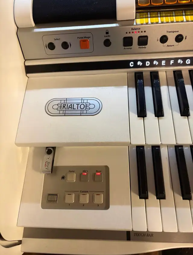 DÉJÀ VENDU …QUI SERA LE NOUVEAU PROPRIÉTAIRE DE CE BIJOUX? in Pianos & Keyboards in City of Montréal - Image 9