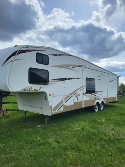 Keystone Laredo R32 2007 fifth wheel Great family trailer with quad bunks in the front and private b...