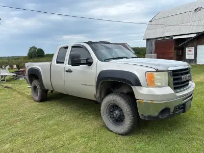 $5,499 OBO — 2007 GMC Sierra 2500HD 6.0 4x4 2007 GMC Sierra 2500HD Extended Cab 4x4 6.0L Vortec Gas...